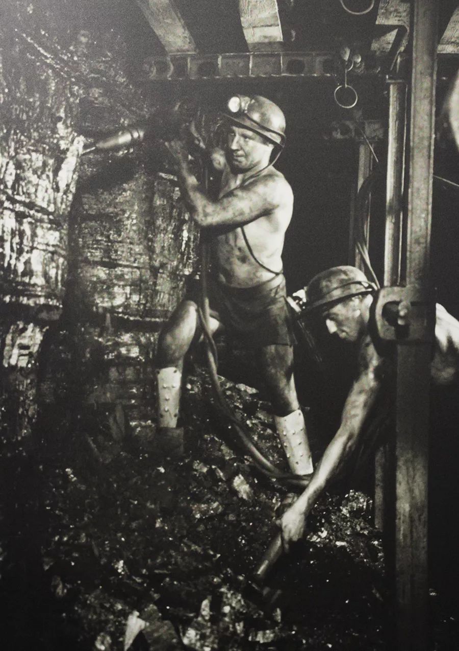 矿工的工作摄影 连接矿井和竖井的隧道构成了版式的基础,向下的移动